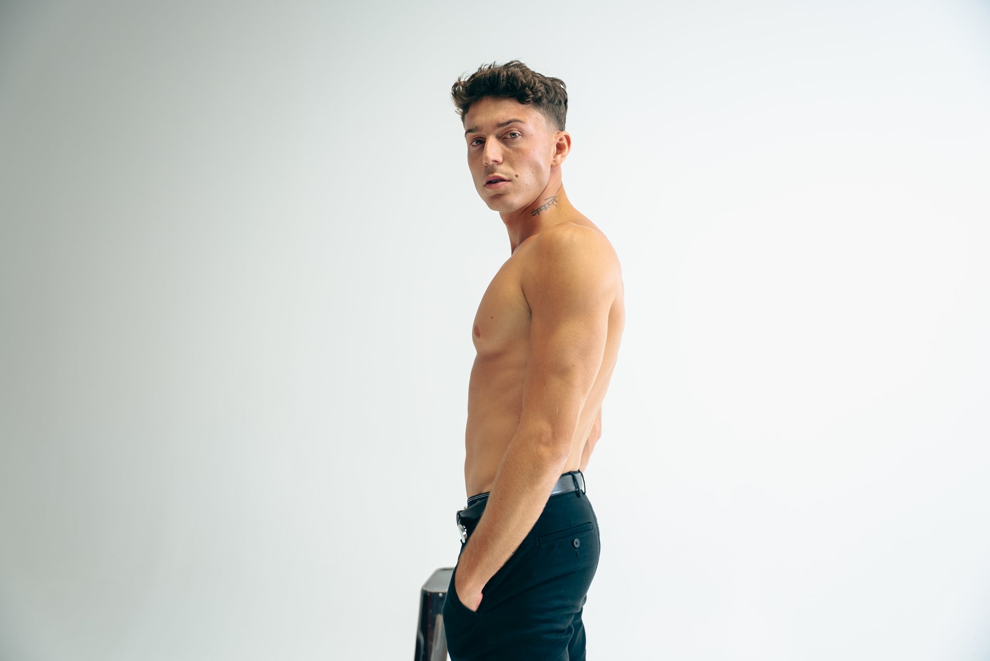 Rivers Garnham — studio torse nu, profil
