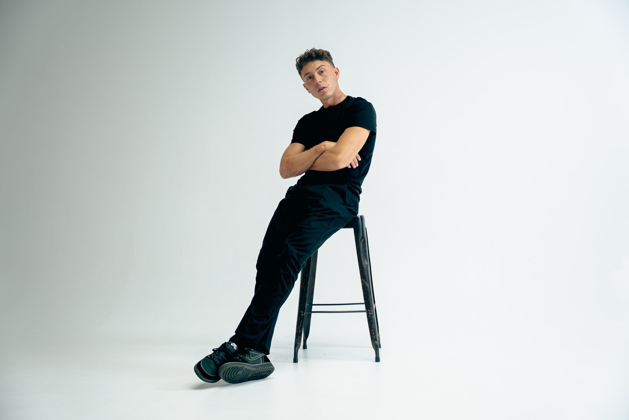 Rivers Garnham — assis sur un tabouret, studio